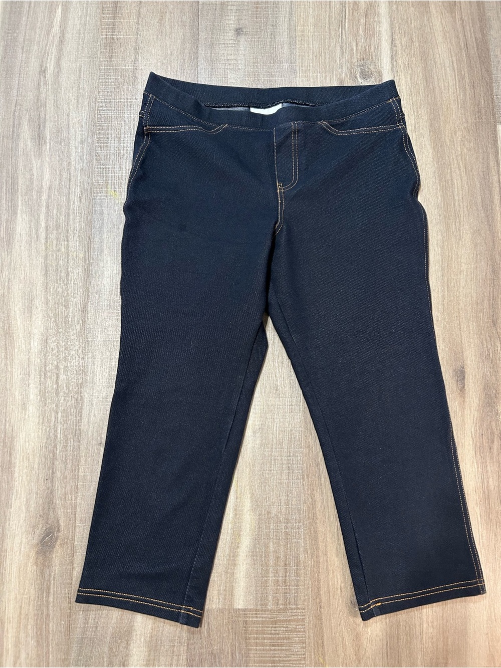 Black Ankle-Length Stretch Jeans with Contrast Stitching